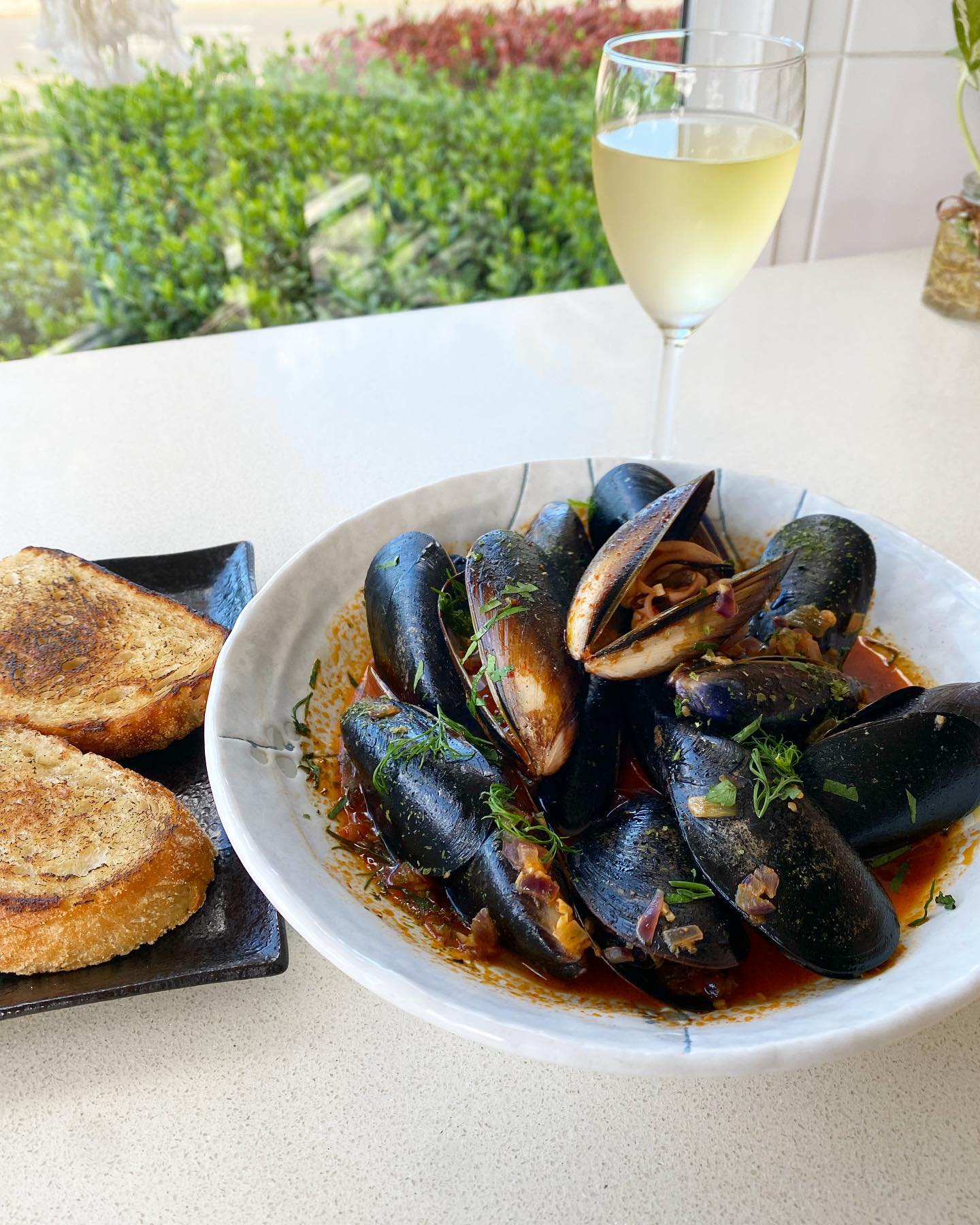 New special, check it out! Bowl of mussels with Pane di casa.
Salsa di pomodoro, Japanese dashi stock and Sake.
Enjoy until the very last drop!